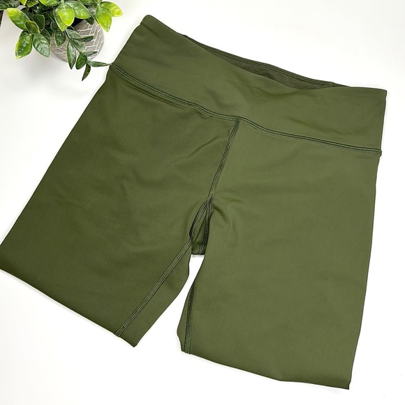 UNDER ARMOUR— Heat Gear Capri Leggings - Picture 6 of 9